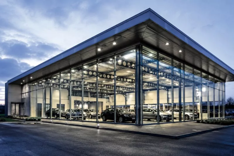 Zergatik da zabalgune handiko diseinua altzairuzko markoen autoen erakusleihoaren eraikuntzaren abantaila nagusia?