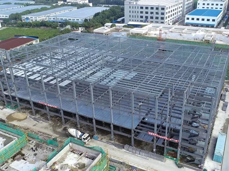 Ingurumena errespetatzen duten altzairuzko egitura aurrefabrikatutako biltegiak