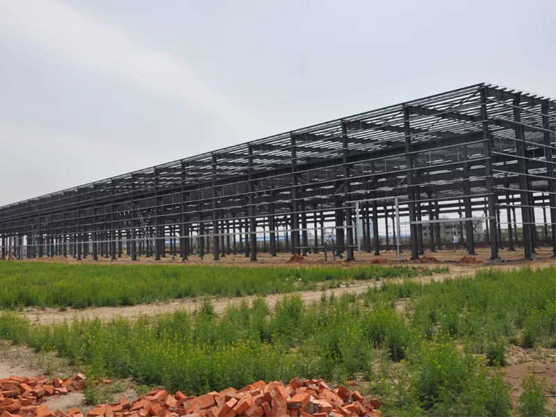 Aurrefabrikatutako altzairuzko metalezko biltegiko eraikina