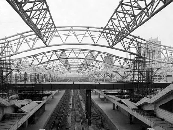 Aurrefabrikatutako altzairuzko egitura arineko tren geltokia