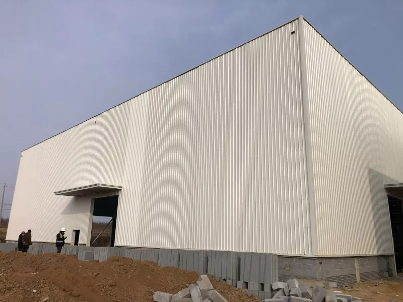 Bi solairuko altzairuzko lantegi industrialaren eraikuntza